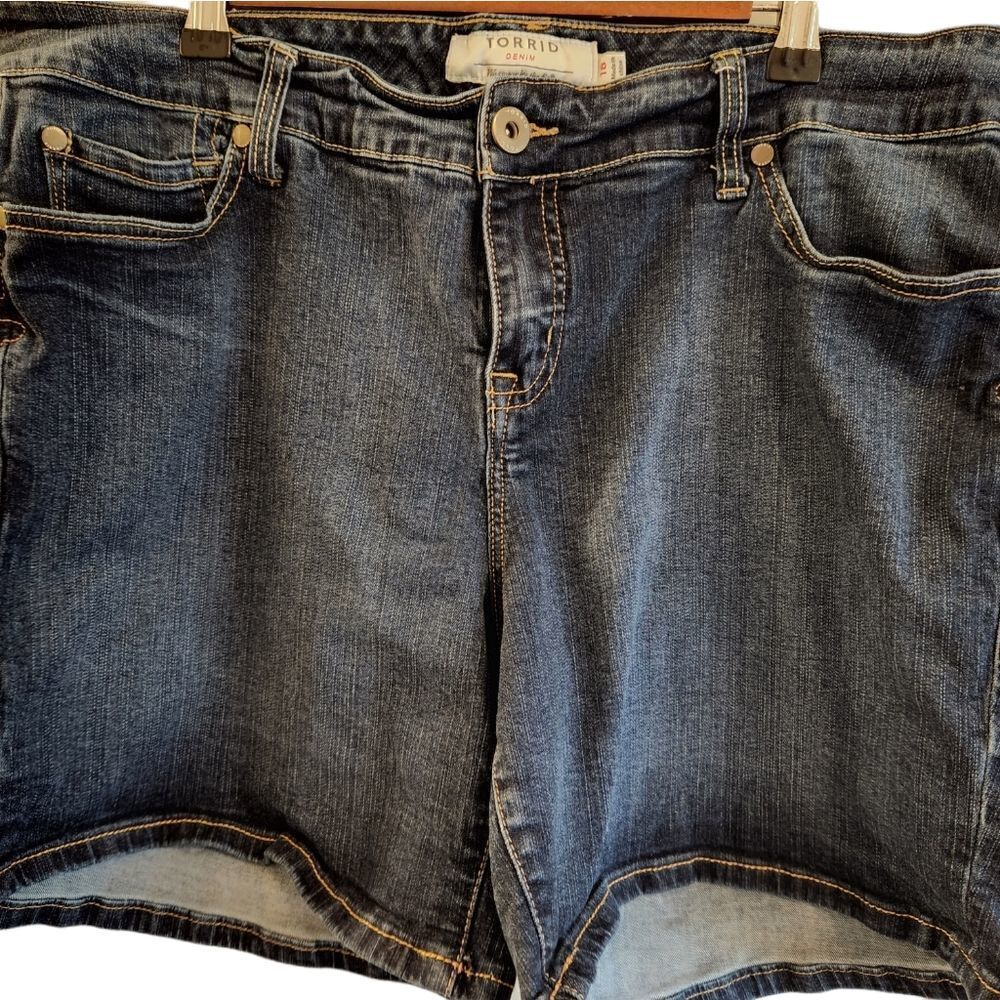 TORRID Plus Denim Shorts‎
